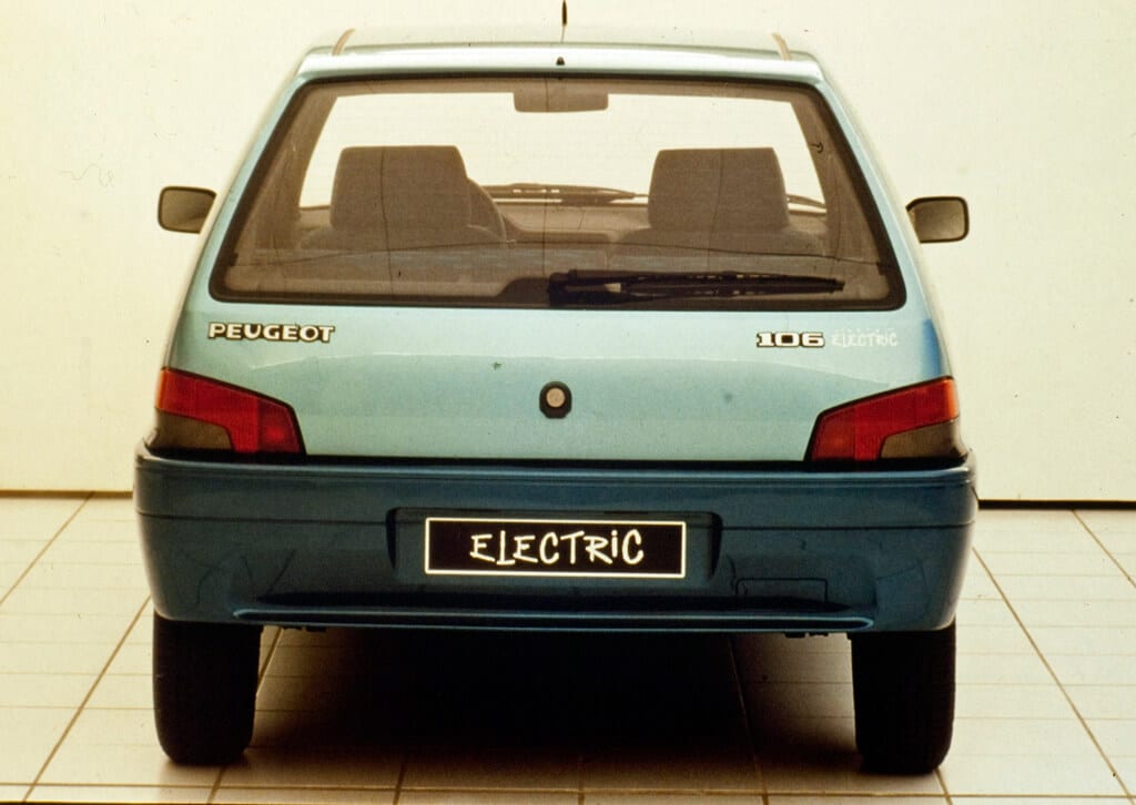 Peugeot 106 elettrica del 1992 Blu Posteriore | Elettronauti.it