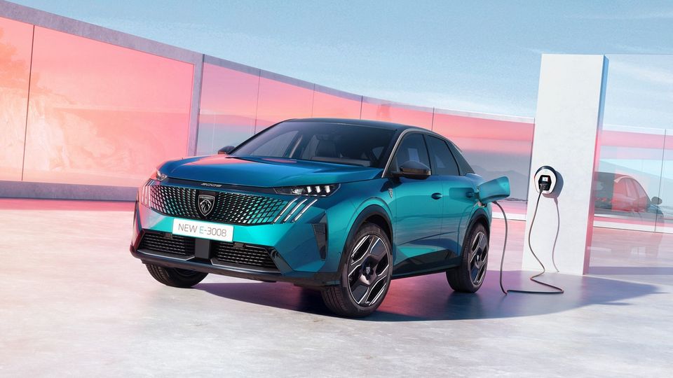 E-SUV - Il nuovo PEUGEOT E-3008: il SUV completamente elettrico di nuova generazione con un'autonomia fino a 700 km