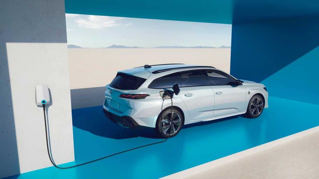Peugeot e-308 Station Wagon Laterale | Elettronauti.it