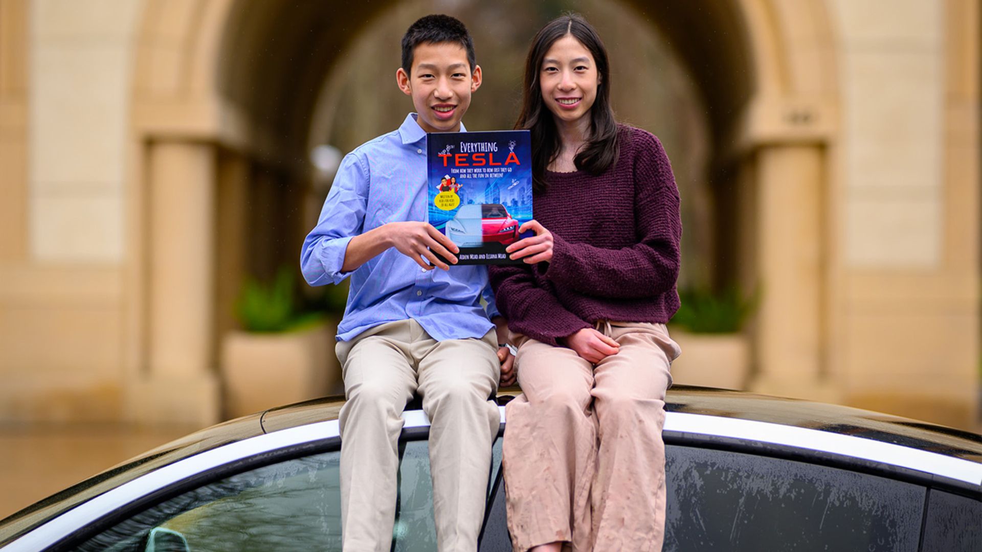 Una coppia di ragazzi ha scritto un libro scientifico su Tesla e i veicoli elettrici, da ragazzi e per ragazzi