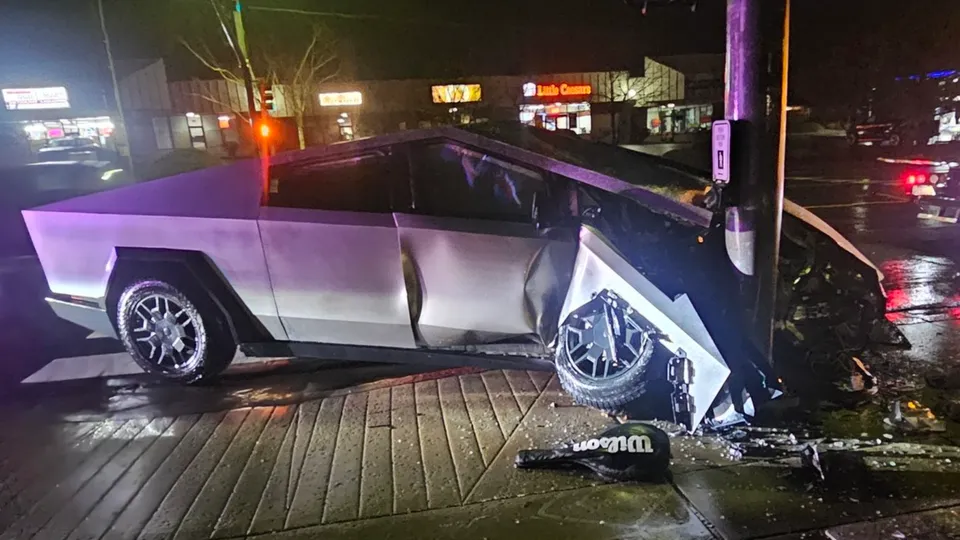 incidente Cybertruck FSD