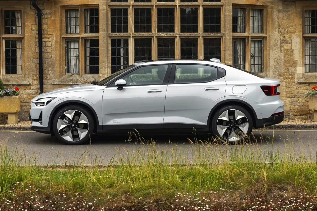 Polestar 2 anno modello 2025 - vista laterale - fonte Geely Polestar | Elettronauti.it