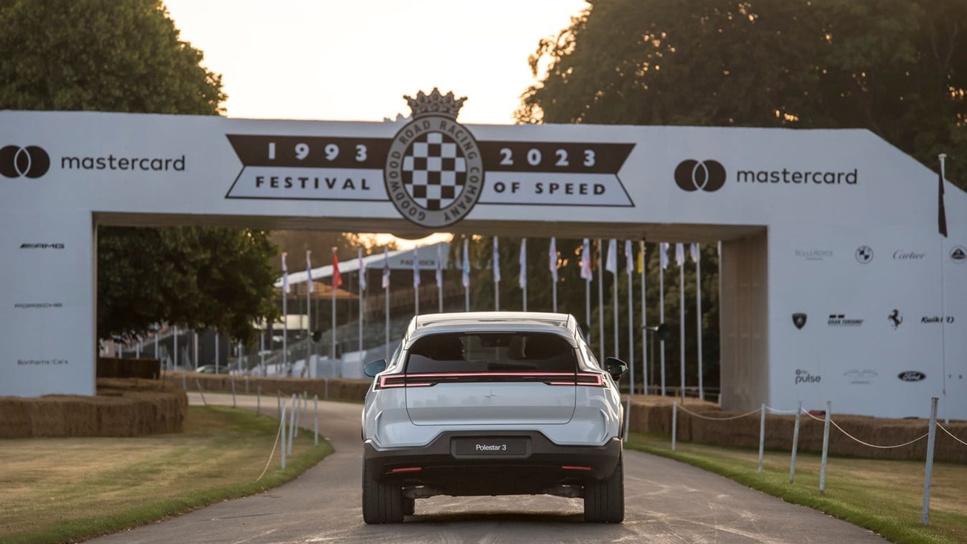Il SUV elettrico Polestar 3 e il nuovo Polestar 5 fanno un debutto emozionante a Goodwood