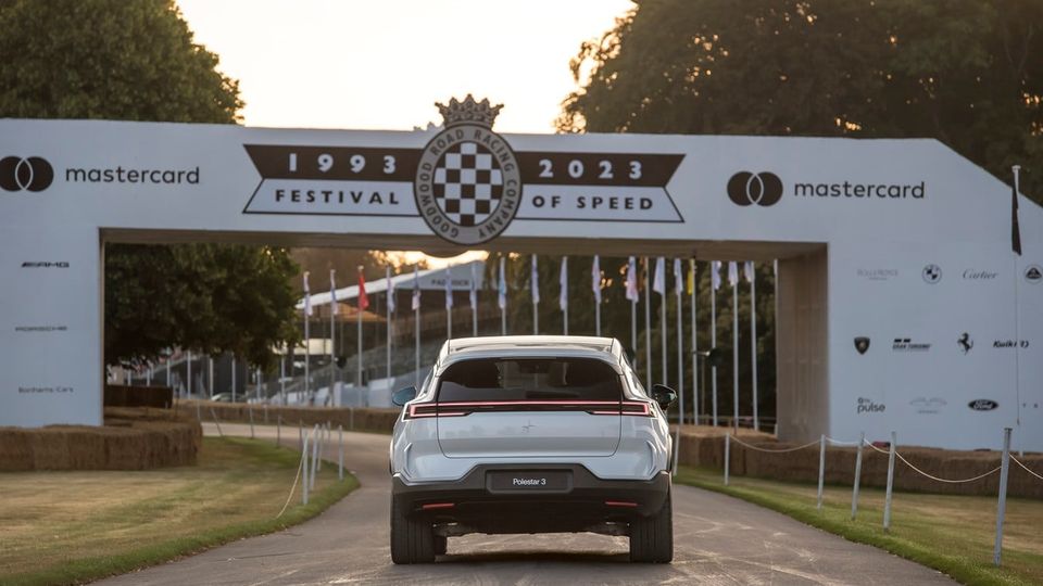 Il SUV elettrico Polestar 3 e il nuovo Polestar 5 fanno un debutto emozionante a Goodwood