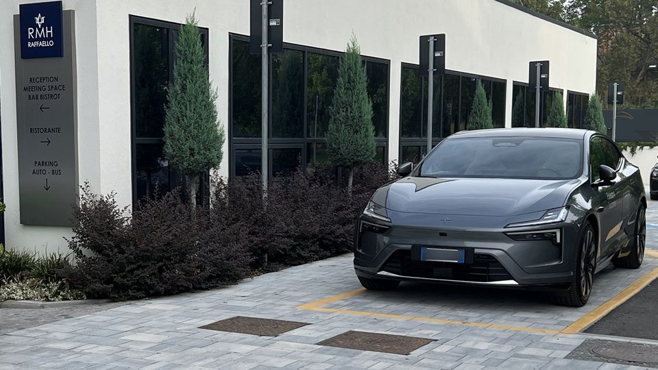 Alla guida della Polestar 4
