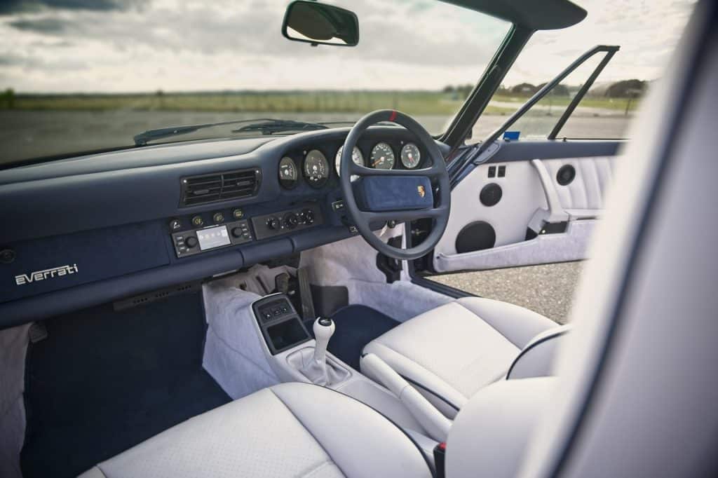 Porsche 911 964 Cabrio Retrofit Everrati interni | Elettronauti.it
