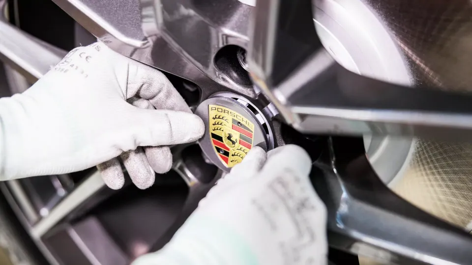 Porsche inizia a preparare la costruzione di Boxster e Macan EV elettriche
