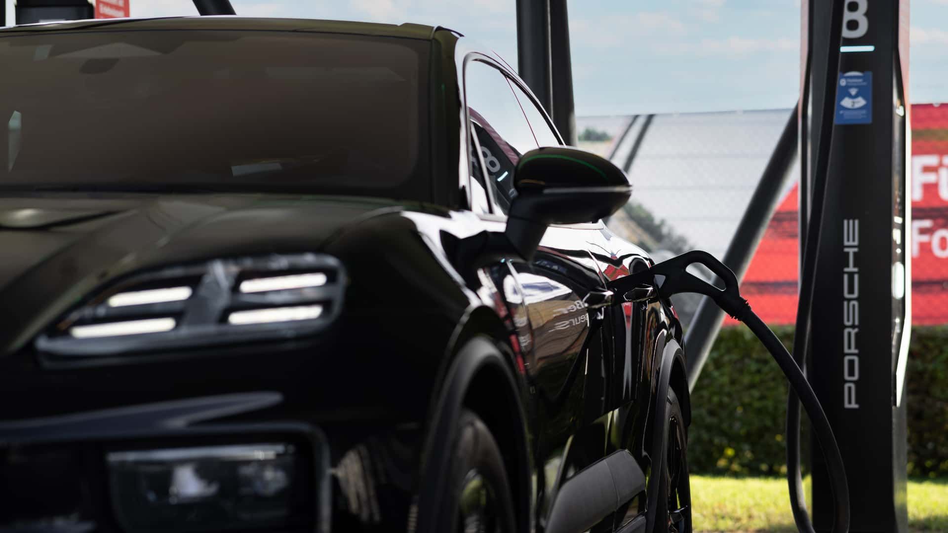 Porsche svela i segreti tecnologici della Macan E