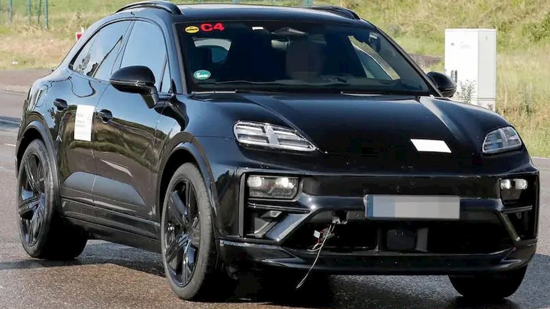 Avvistata la Porsche Macan EV, uno sguardo ravvicinato al primo SUV elettrico del marchio