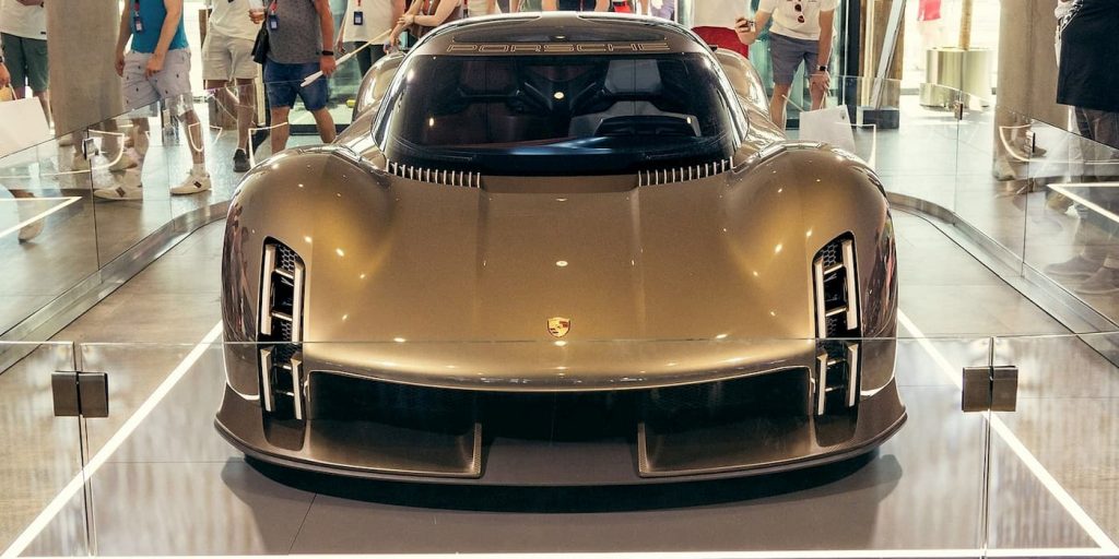 Il capo progettista di Porsche ammette che i veicoli elettrici cinesi e Tesla costringono le case automobilistiche tedesche a essere più coraggiose | Elettronauti.it