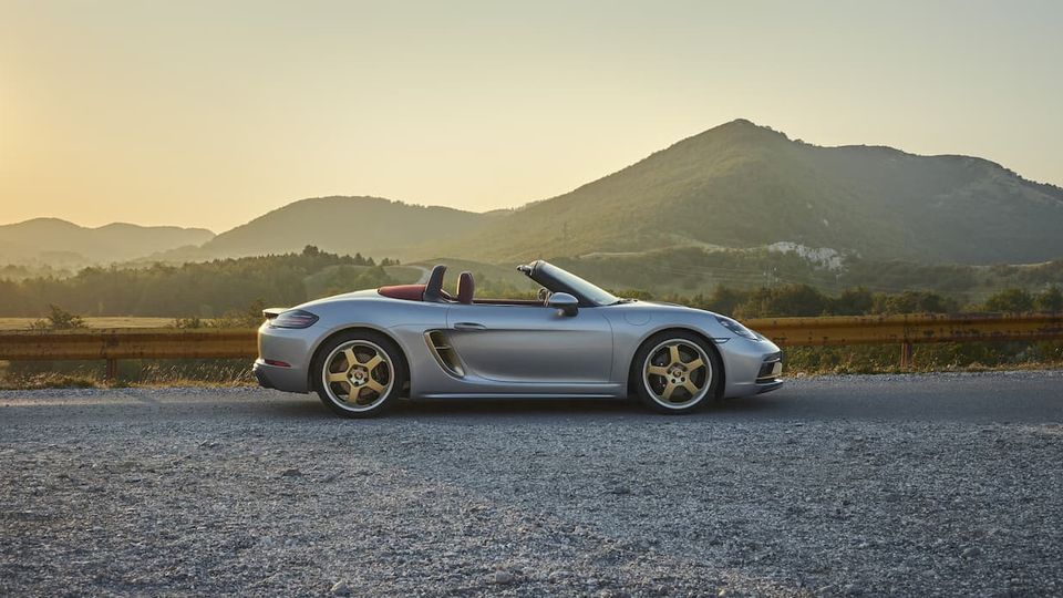 Porsche ritirerà i modelli Boxster e Cayman a benzina nell'UE sostituiti da un modello completamente elettrico.