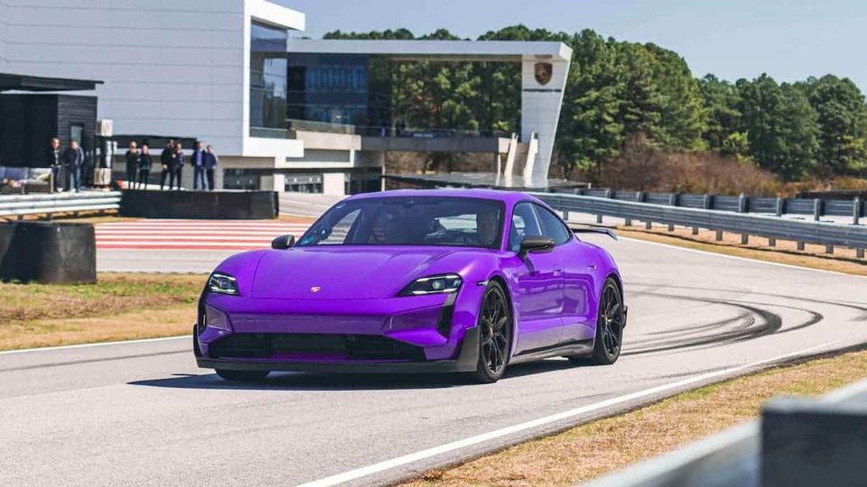 Porsche dice che non c'è bisogno di un finto cambio EV perché “il motore elettrico è migliore”.