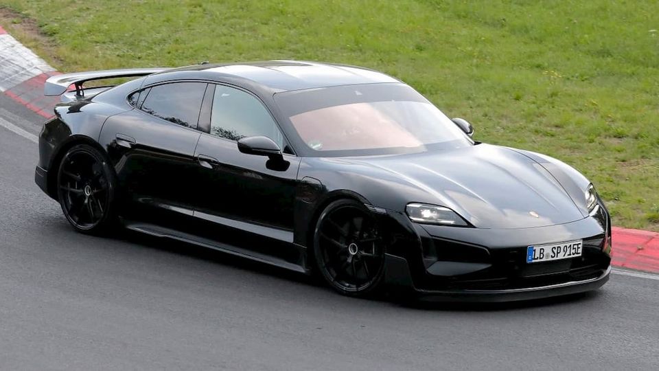 Avvistata la nuova Taycan Turbo GT di Porsche, con un design elegante e sportivo per competere con la Tesla Plaid