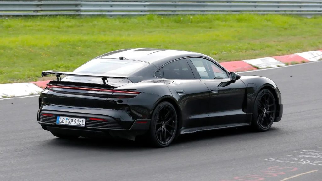 Avvistata la nuova Taycan Turbo GT di Porsche, con un design elegante e sportivo per competere con la Tesla Plaid | Elettronauti.it