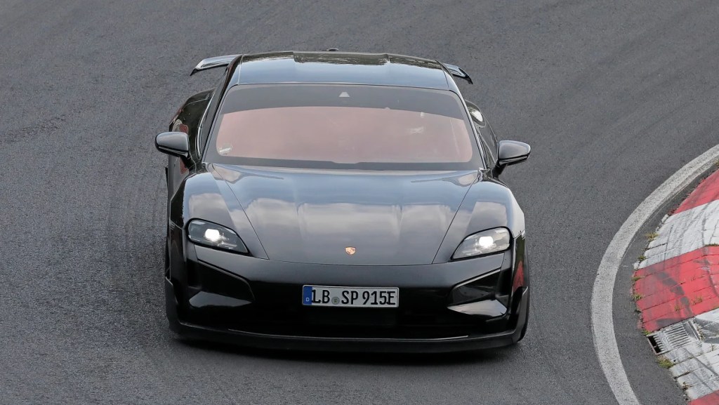 Avvistata la nuova Taycan Turbo GT di Porsche, con un design elegante e sportivo per competere con la Tesla Plaid | Elettronauti.it