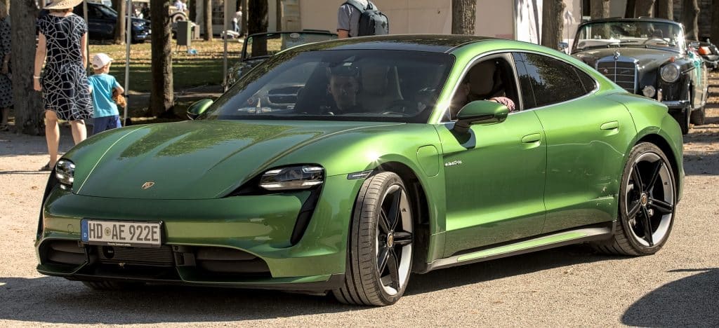 Porsche Taycan Turbo S verde anteriore | Elettronauti.it