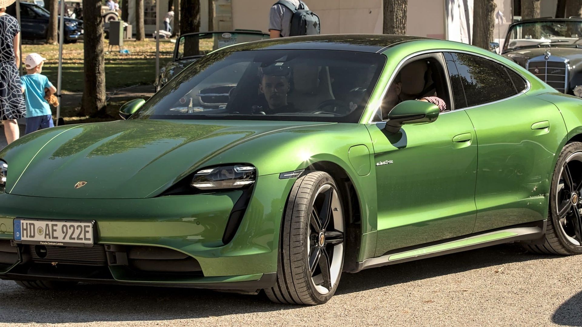 Porsche Taycan Turbo S verde anteriore