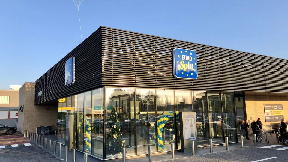 Posillipo, Eurospin vieta il parcheggio alle auto elettriche