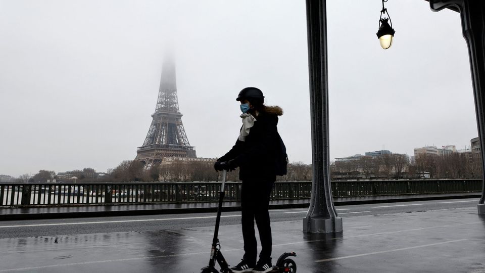 Prima li mettono e ora li tolgono. Cosa sta succedendo ai monopattini elettrici in Europa?