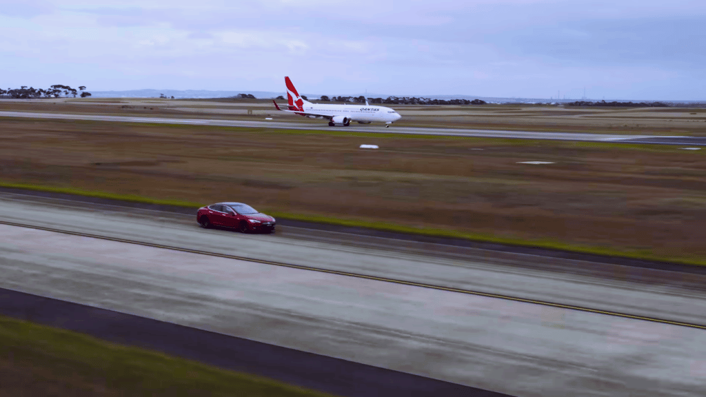Festivolare - Tesla Model S che Gareggia un'Aereo