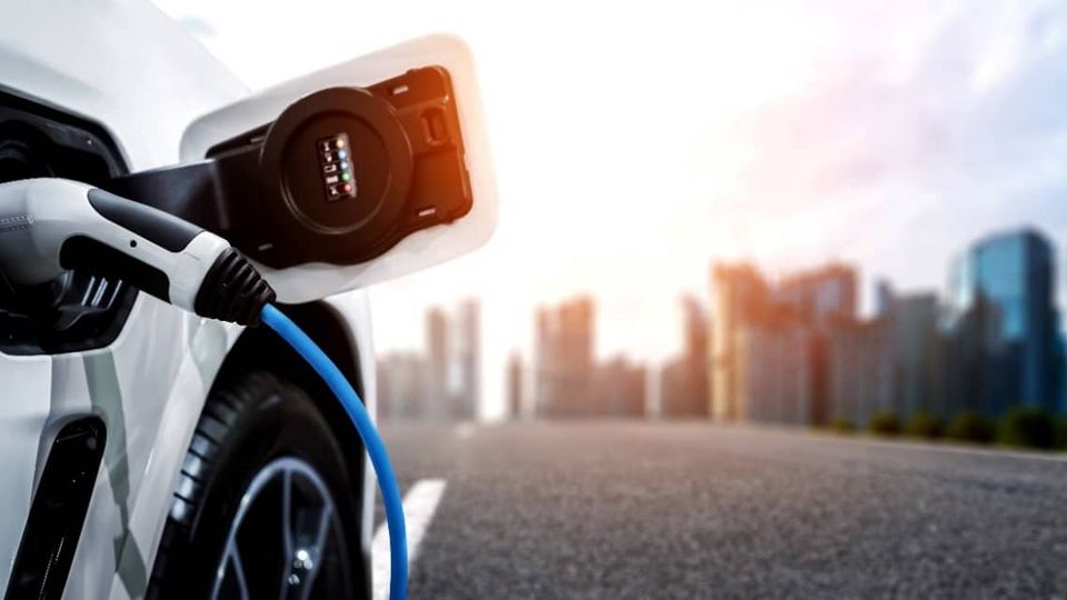 Qual è l'autonomia perfetta per un'auto elettrica? Lo abbiamo chiesto a ChatGPT