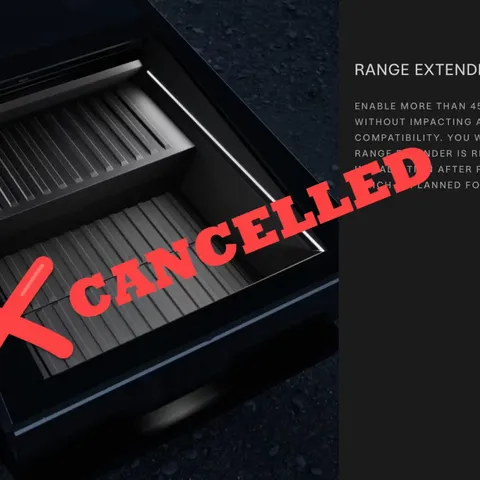Vista dall’alto del pianale posteriore di un veicolo, con la scritta rossa “CANCELLED” sovrapposta e una grande X rossa, indicante la cancellazione di un’estensione dell’autonomia