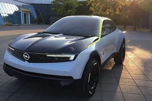 anteriore opel manta-e elettrica nera e bianca