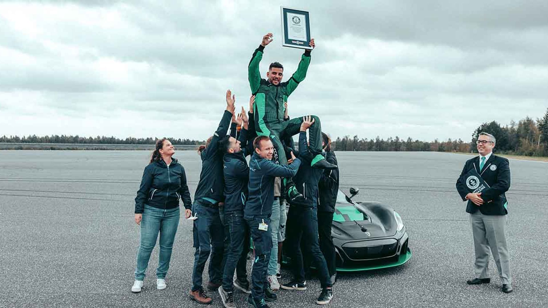 La Rimac Nevera conquista un altro Guinness World Record... solo che questa volta è in retromarcia