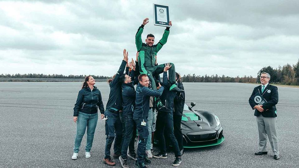 La Rimac Nevera conquista un altro Guinness World Record... solo che questa volta è in retromarcia