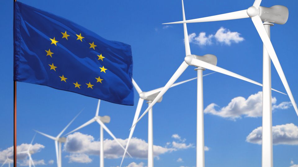 Parco eolico e bandiera dell'Unione Europea