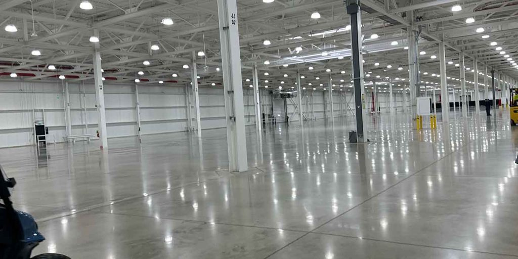 Il CFO di Rivian suggerisce una nuova struttura di batteria più economica e semplificata per i veicoli elettrici R1 che arriverà nel 2024. | Elettronauti.it