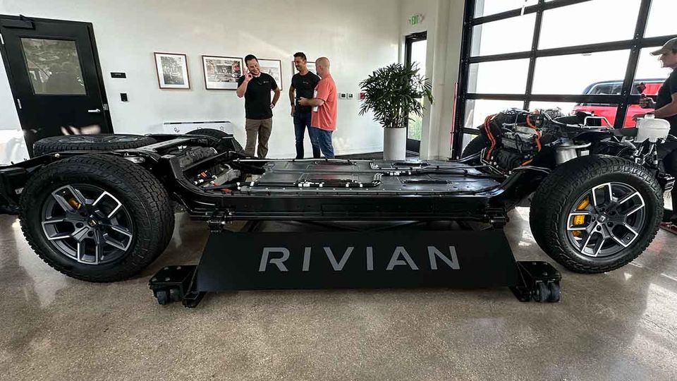 Il CFO di Rivian suggerisce una nuova struttura di batteria più economica e semplificata per i veicoli elettrici R1 che arriverà nel 2024.