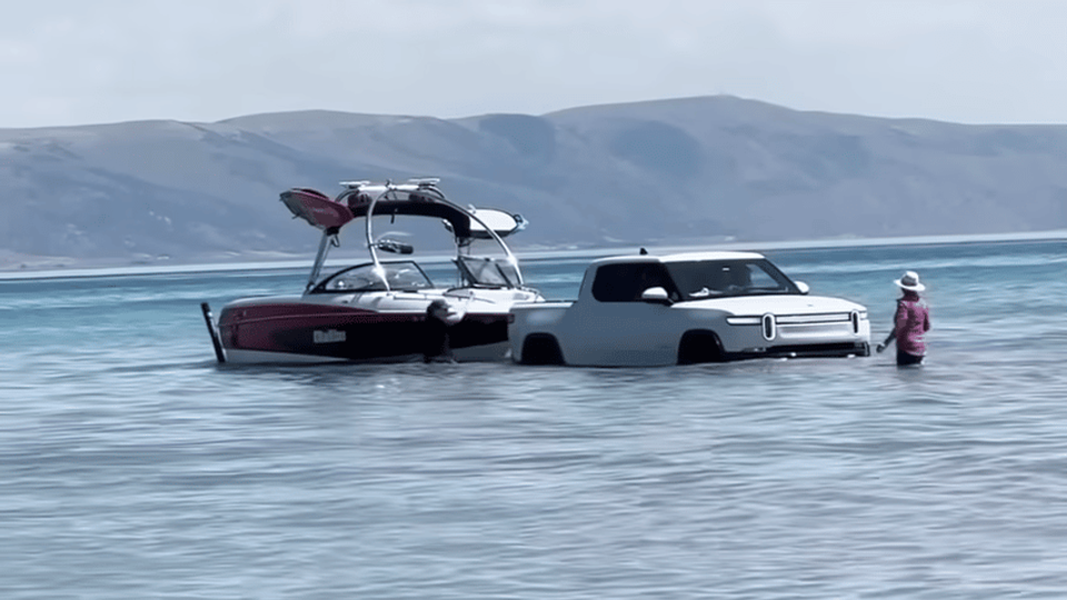Rivian R1T nel Lago