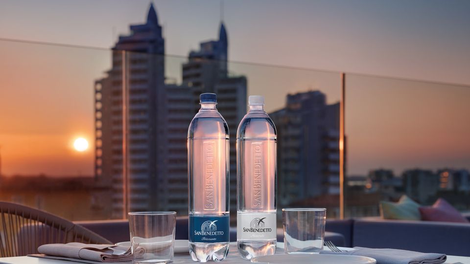 Acqua San Benedetto a tavola su una terrazza con uno skyline alle spalle