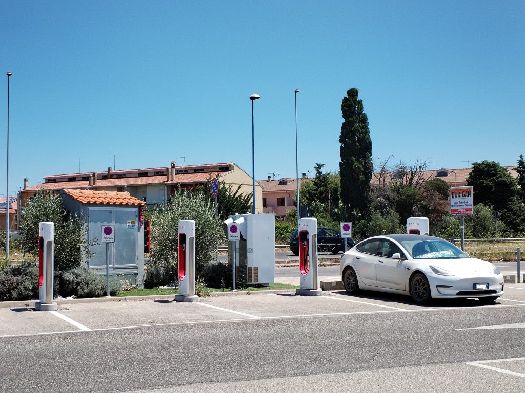 Supercharger Tesla ad Oristano| Elettronauti.it