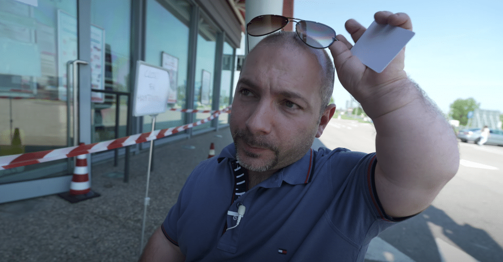 Matteo Valenza sconsolato perchè l'autogrill è chiuso ... - elettronauti