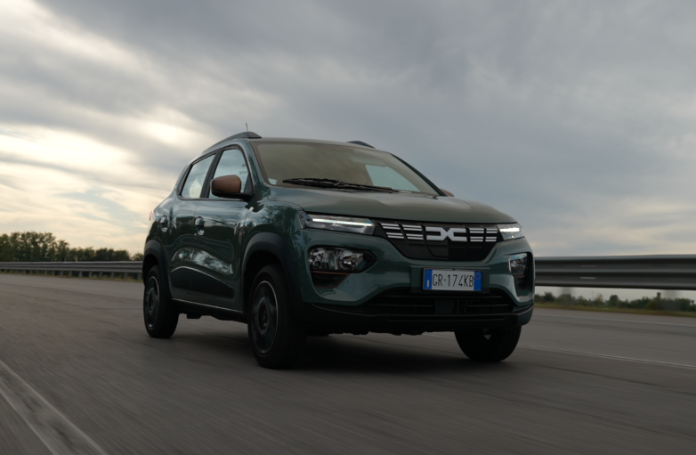 Dacia Spring 65 su strada anteriore - elettronauti.it