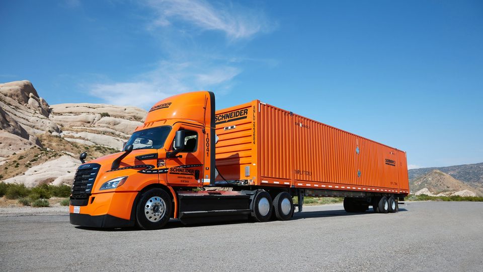 Schneider raggiunge il milione di miglia con i suoi camion elettrici Freightliner eCascadia