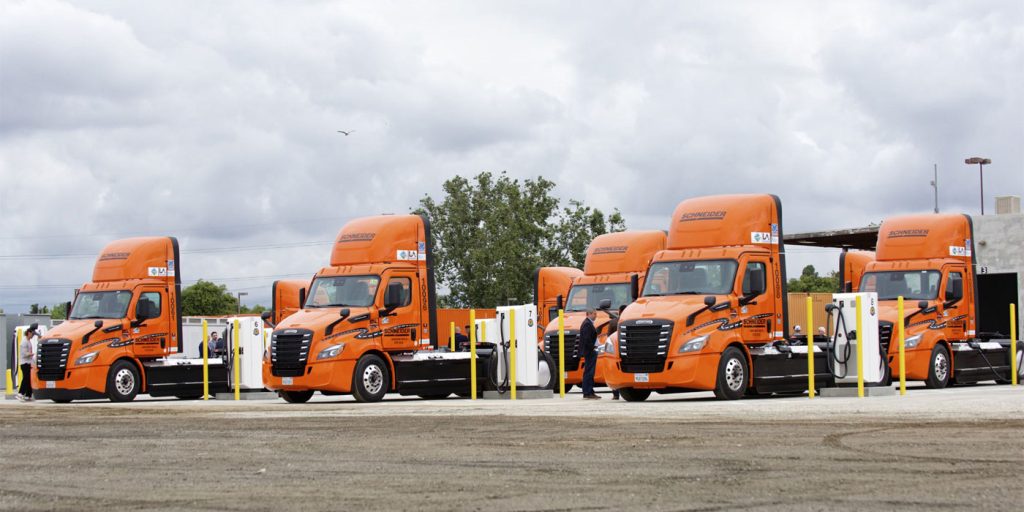 Schneider raggiunge il milione di miglia con i suoi camion elettrici Freightliner eCascadia | Elettronauti.it
