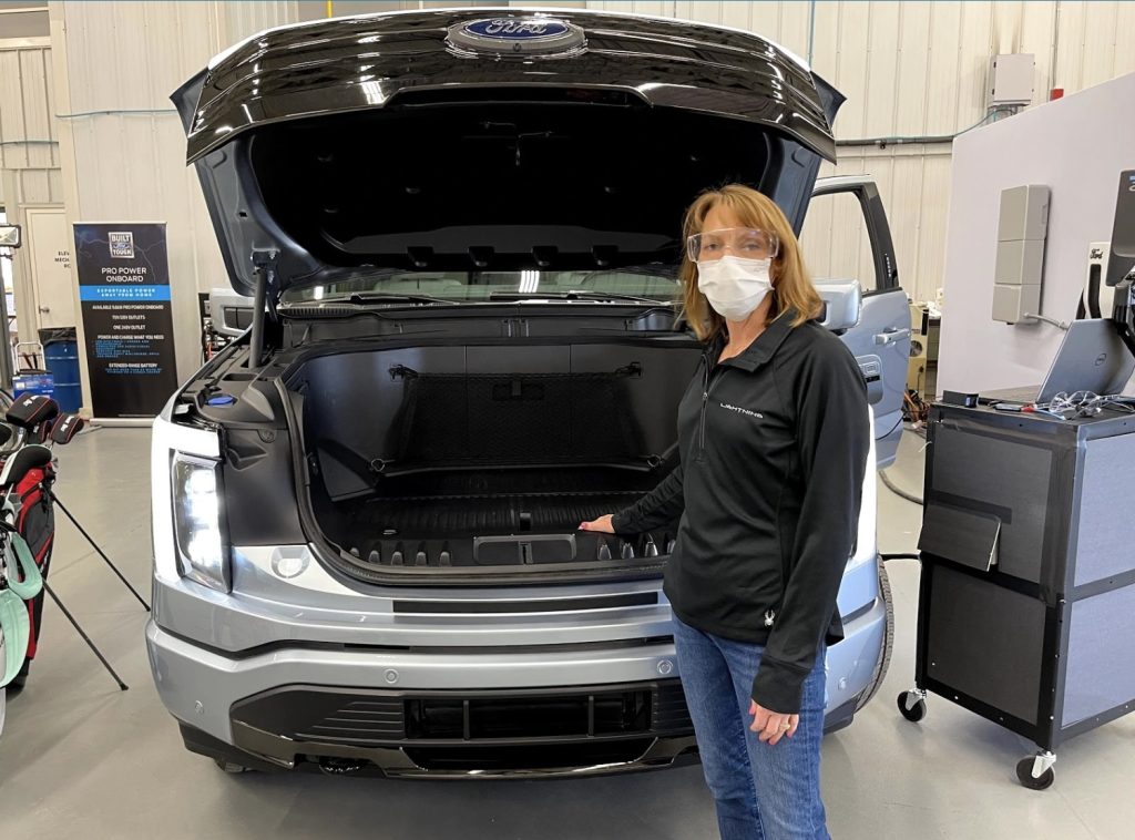 Finalmente abbiamo una foto nitida del Tesla Cybertruck con il frunk aperto | Elettronauti.it