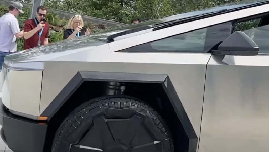 Uno sguardo ravvicinato all’ultimo prototipo di Tesla Cybertruck all’assemblea degli azionisti | Elettronauti.it