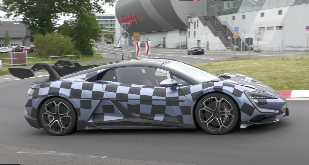 Avvistata al Nurburgring l'auto sportiva elettrica da 1.200 CV di BYD