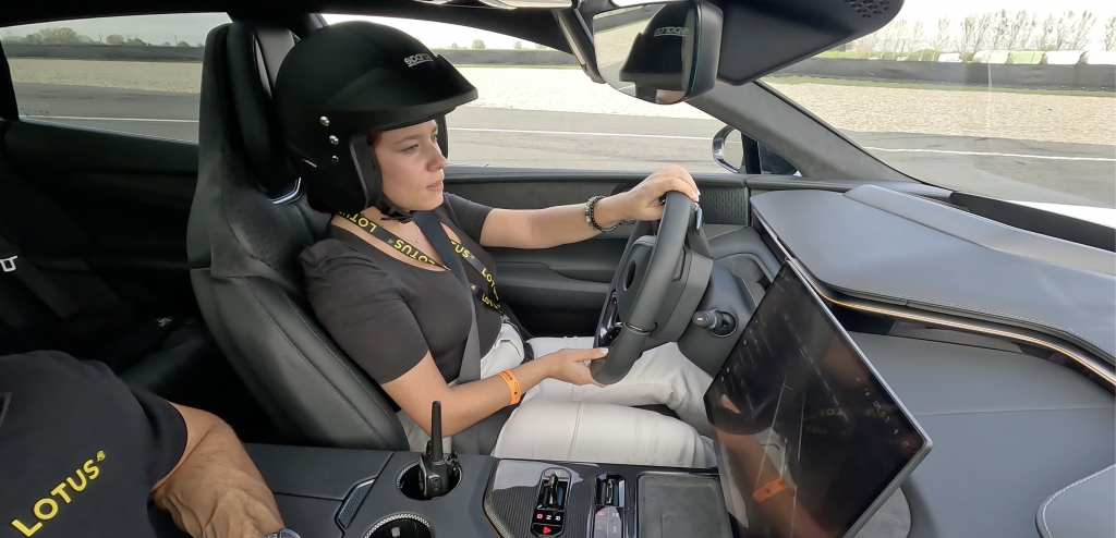Lotus Emeya ed Eletre in pista: emozioni da 918 CV elettrici | Elettronauti.it