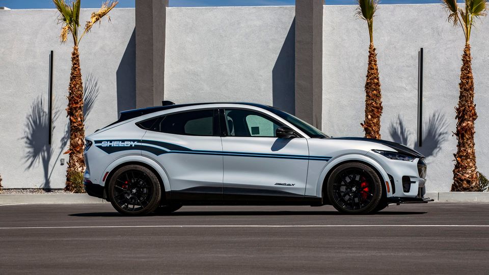 Shelby Mustang Mach-E gt vista laterale