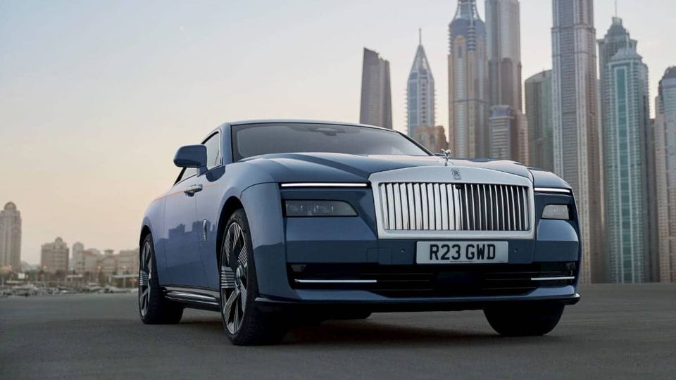 Il CEO di Rolls-Royce paragona Spectre EV al primo iPhone Apple.