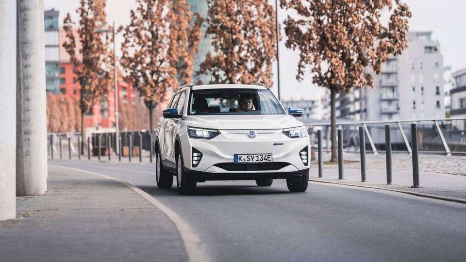 ssangyong korando-e anteriore su strada