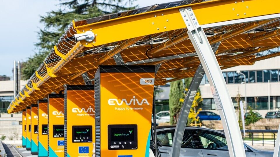 Ewiva implementa la ricarica "plug & charge" e contactless