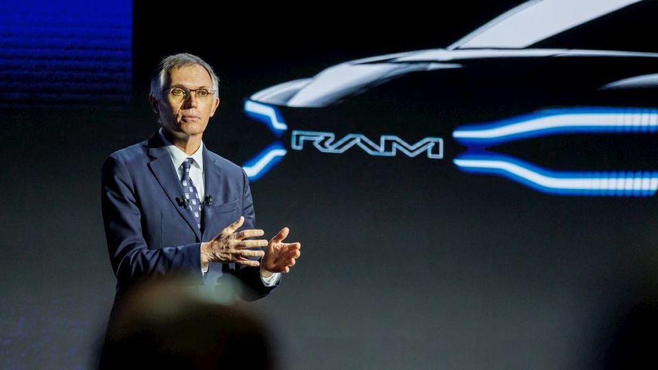 Stellantis si scaglia contro Tesla e avverte che i tagli ai prezzi dei veicoli elettrici potrebbero causare un "bagno di sangue".