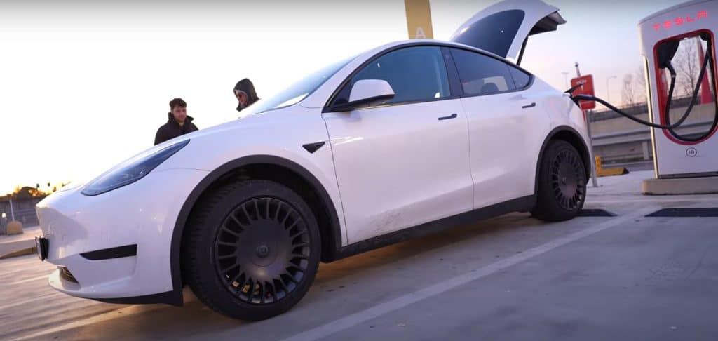 TESLA MODEL Y RWD in AUTOSTRADA a 130km/h… | Elettronauti.it