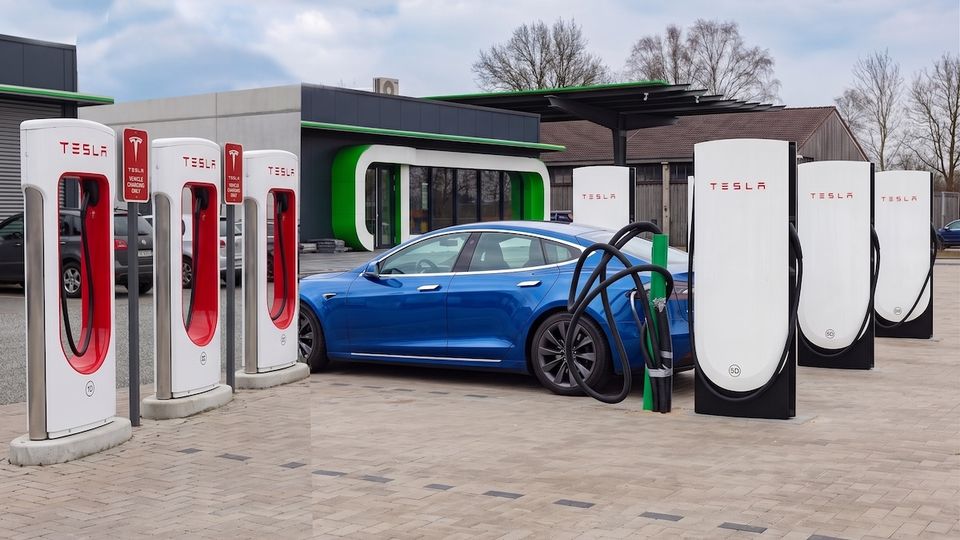 Tesla Supercharger V2, V3 e V4, come è cambiata la ricarica Tesla nel corso degli anni